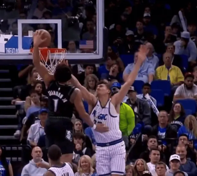 kaiyun中国-香农径直杀入禁区，直接起飞上演炸裂隔人劈扣